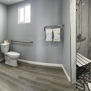 Chambre Lit Queen-Size avec Accès aux Personnes Handicapées